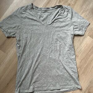 Everlane Women’s V-Neck T-Shirt